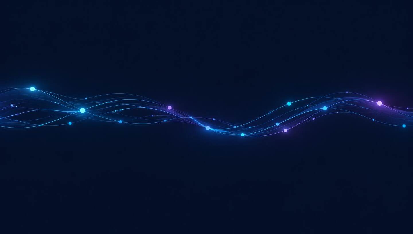 Abstrakte Darstellung fließender Datenströme aus feinen Cyan-Linien auf dunklem Grund